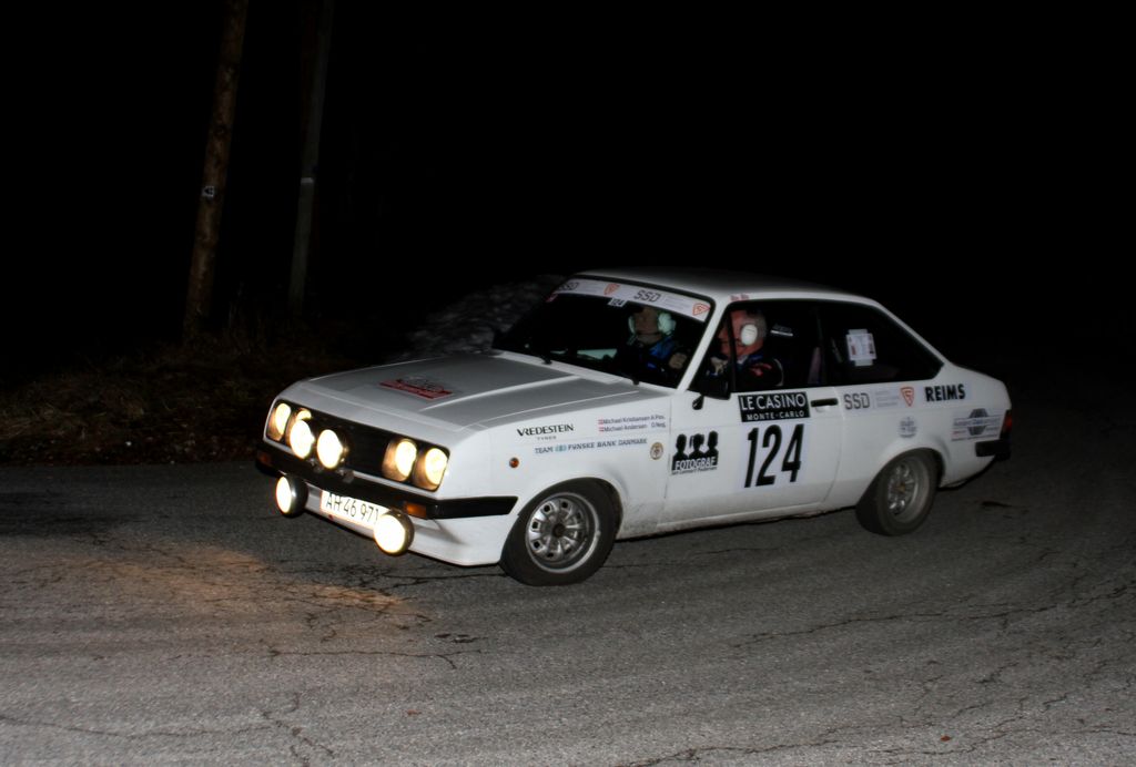 Michael Kristiansen fra Greve og Michael Andersen fra Tune er kommet godt fra start og har kørt deres Ford Escort RS 2000 fra 1977 ind på en foreløbig placering som nr. 90, her i mørke på Col de l’Echarrason
(Foto: Mogens Reidl)